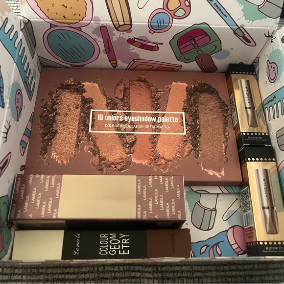 Venshun Illustrated Makeup Organizer Box with makeup kit - Picture 9 of 13